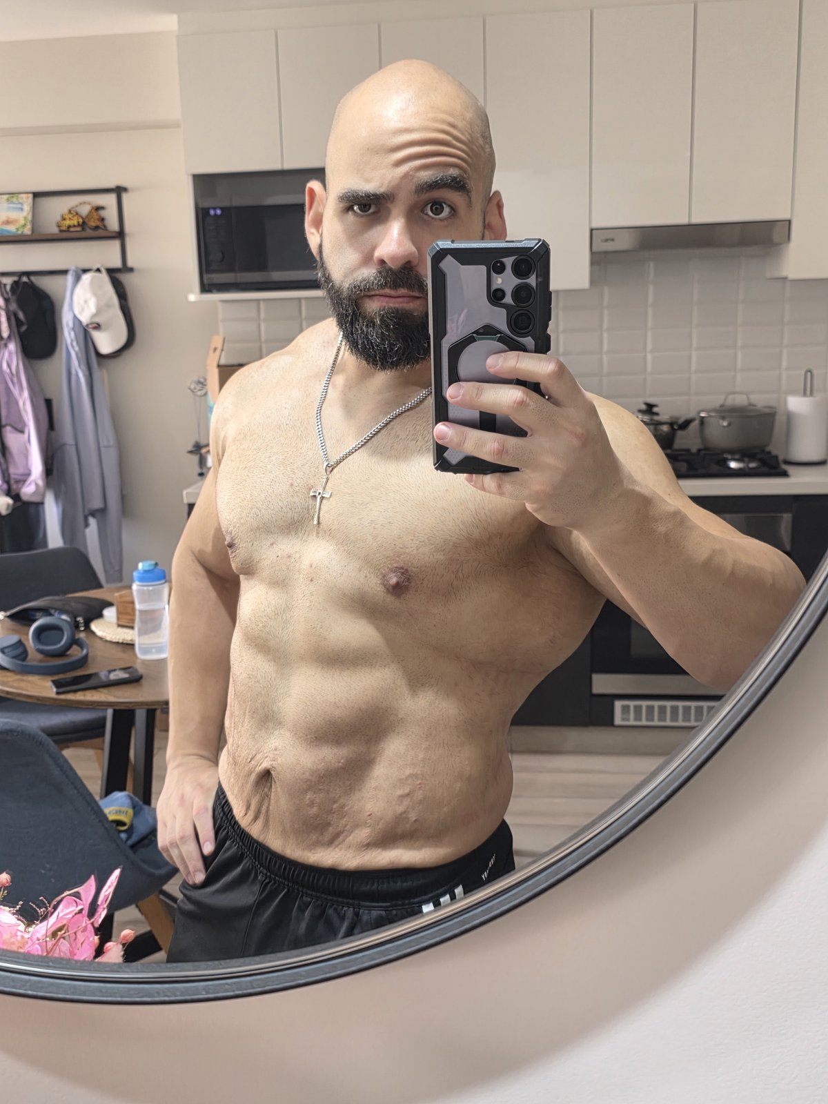 Renzo abs in round mirror — January 2026